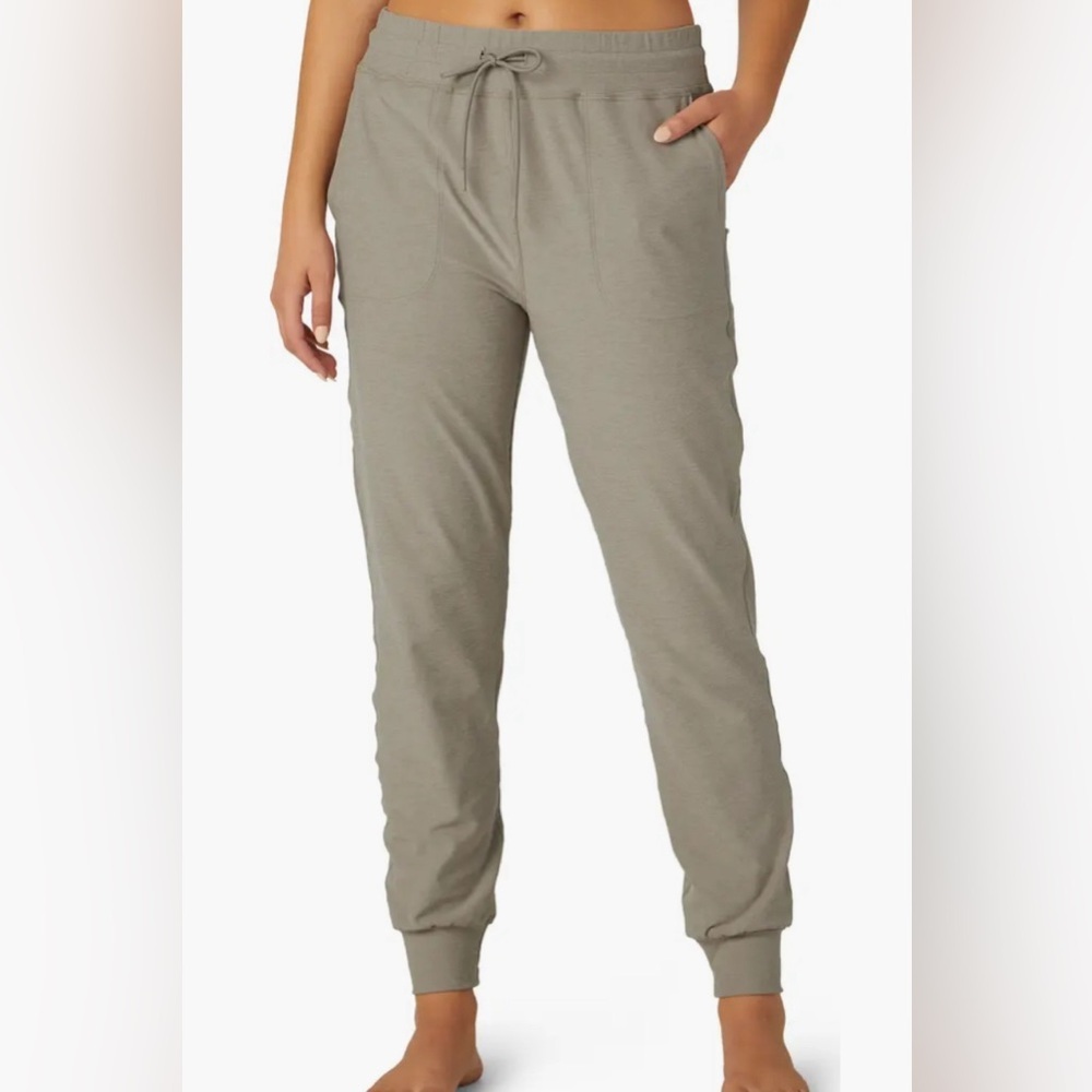 Beyond Yoga  Commuter Space Dye Midi Joggers Medium Beige